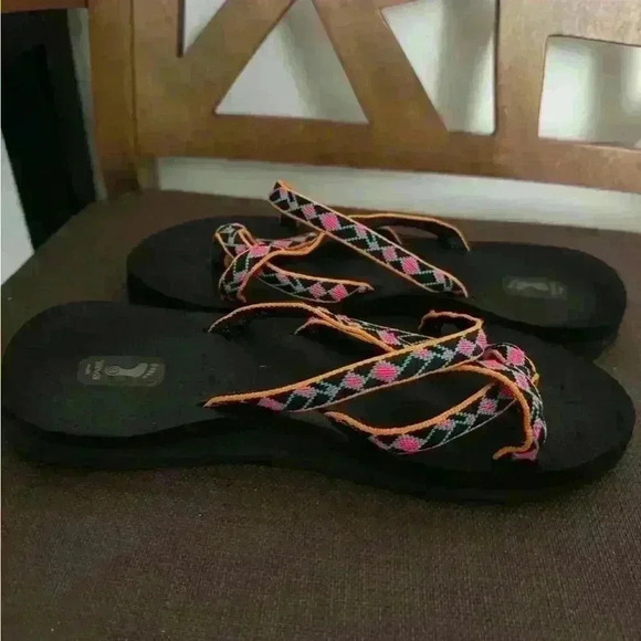 Teva Sandals size, used like a new, great for for relaxing summer looks - Picture 3 of 8